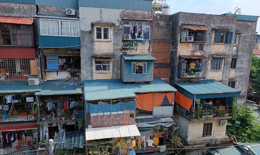Dù xuống cấp, nhiều căn nhà tập thể cũ tại Hà Nội vẫn đang rao bán 3 tỉ đồng/căn. Ảnh: Thu Giang 