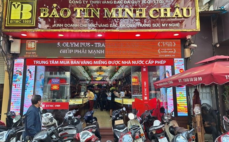 Cửa hàng nườm nượp khách tới giao dịch. Ảnh: Đền Phú