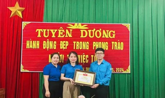 Cô giáo Trần Thị Thảo được nhận bằng khen vì trả lại khoản tiền 500 triệu đồng do người khác chuyển khoản nhầm. Ảnh: Huyện đoàn Diễn Châu