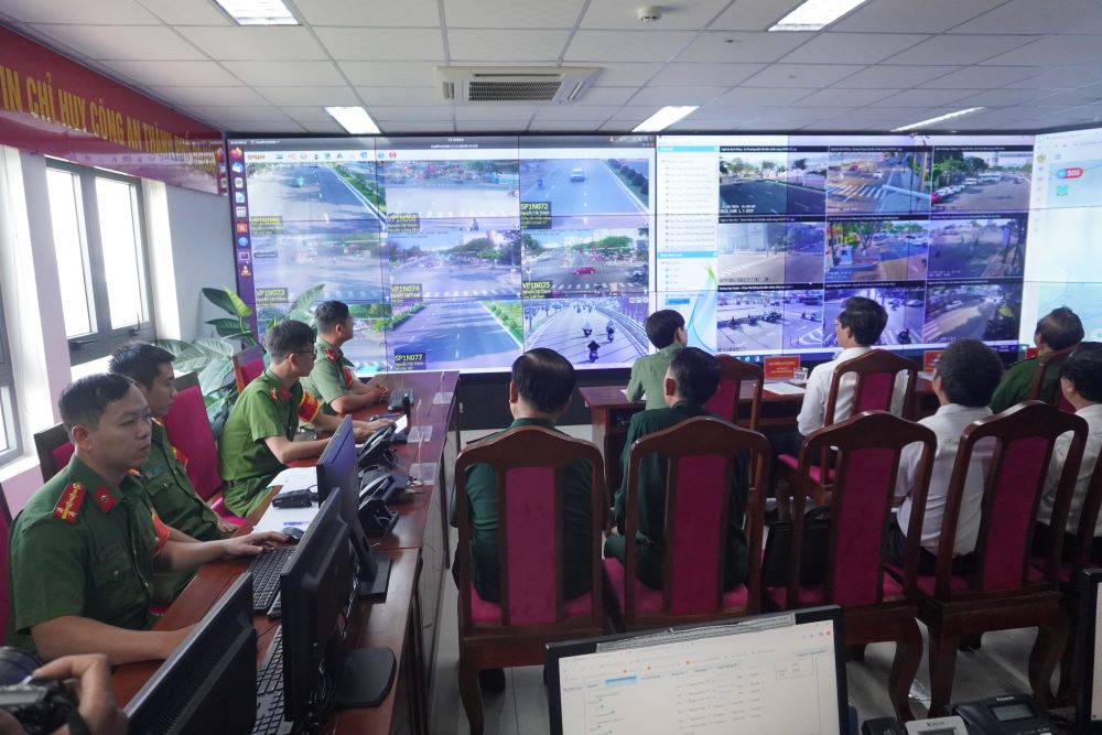 Các cán bộ chiến sĩ thực hiện buổi diễn tập tại Trung tâm Thông tin chỉ huy Công an thành phố Đà Nẵng. Ảnh: Văn Trực