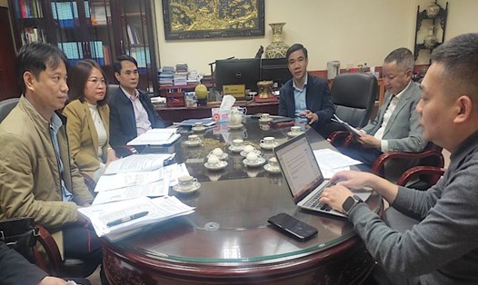 Lãnh đạo BHXH tỉnh Hà Nam trao đổi vụ việc Công ty Cổ phần Dệt 19.5 nợ BHXH hơn 14 tỉ đồng với phóng viên Báo Lao Động. Ảnh: Hà Dũng