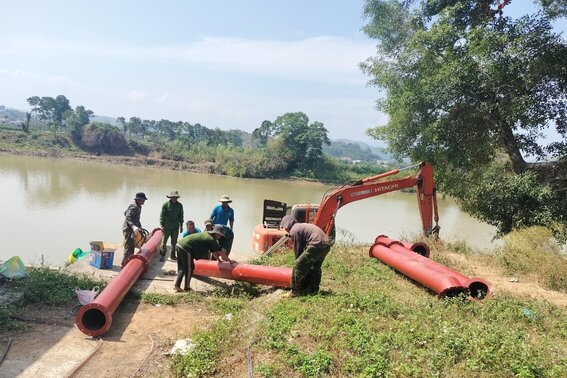 Chính quyền xã Ea Rbin phối hợp với người dân, cơ quan chuyên môn nối ống dài ống bơm xuống dòng sông Krông Nô để sử dụng nước chống hạn cho cây trồng. Ảnh: Phan Tuấn