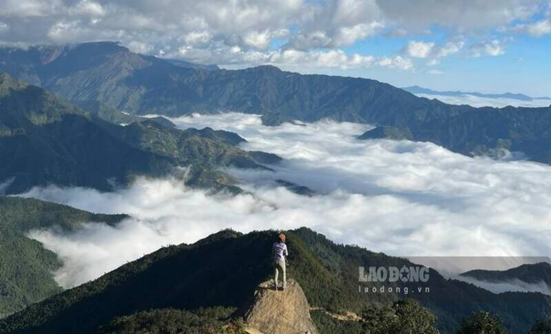 Hành trình săn mây của du khách ở Tà Xùa (Sơn La). Đỉnh Tà Xùa nằm ở độ cao 2875m, từ tháng 10 đến tháng 4 hàng năm là khoảng thời gian lý tưởng nhất để chính phục địa điểm này