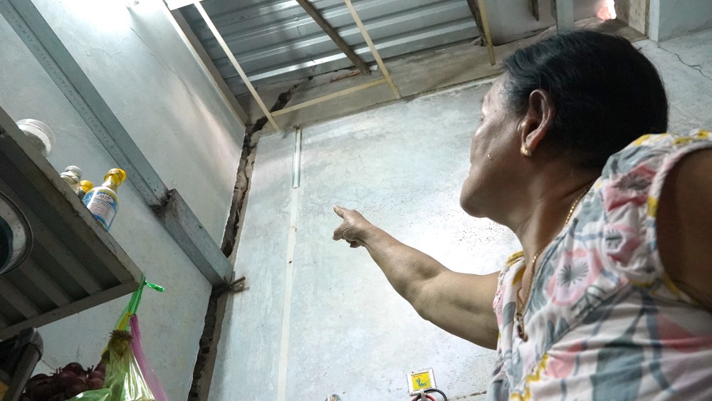 Là một trong những hộ dân bị nặng nhất, bà Trương Như Phương (67 tuổi, phường Tân An) - cho biết, nơi ảnh hưởng nhiều nhất là phòng ngủ và bếp, những mảng tường với, vết nứt sâu tưởng chừng có thể đổ bất cứ lúc nào. 