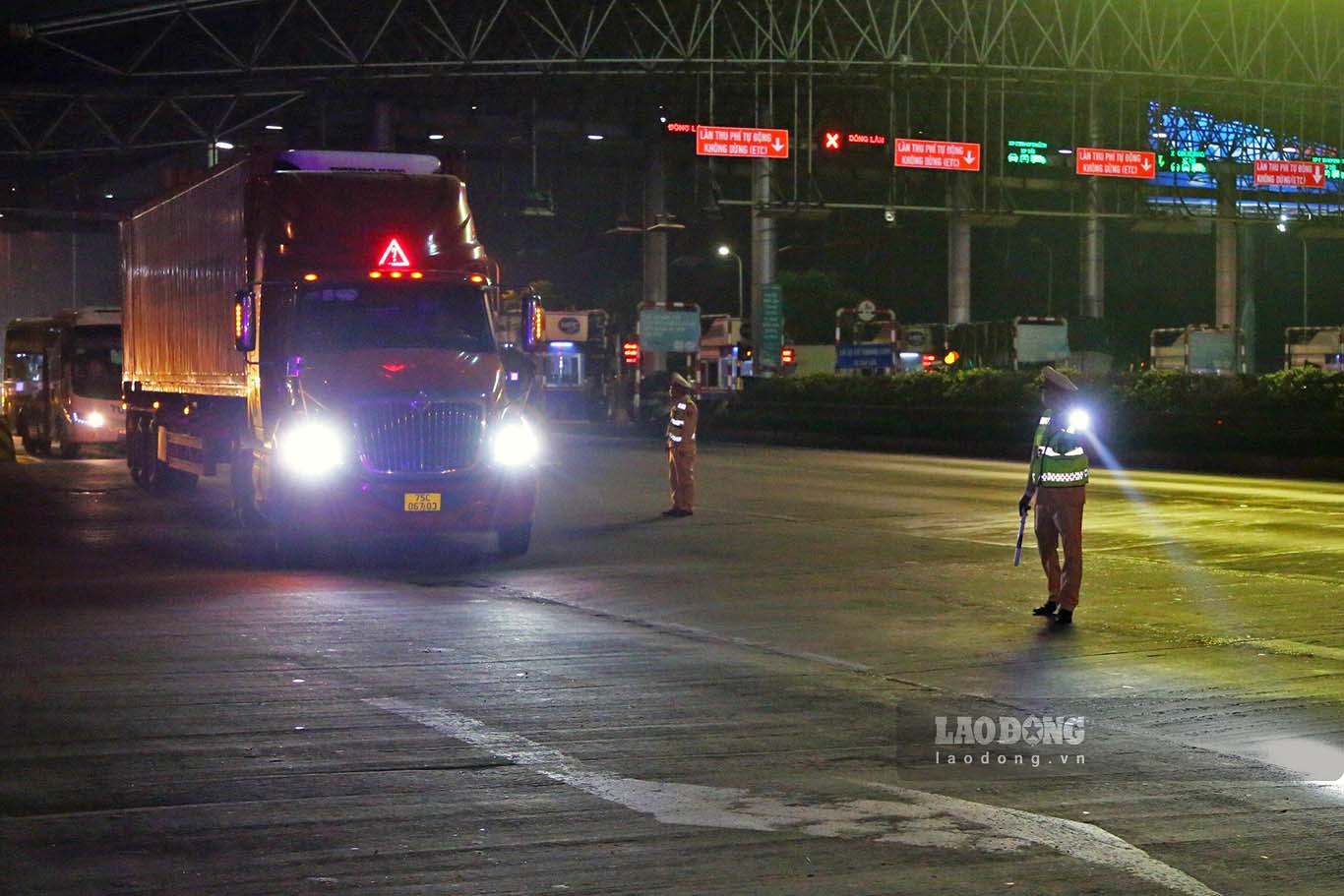 Đêm 12.3,  Phòng Hướng dẫn Tuần tra kiểm soát giao thông đường bộ, đường sắt (Cục CSGT) lập chốt kiểm tra tại khu vực Trạm thu phí cao tốc Pháp Vân. 