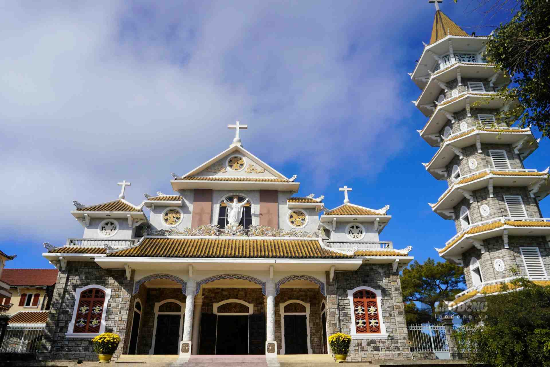 Tọa lạc ở vị trí cao nhất của đồi Thiên An, đan viện Thiên An được thành lập vào năm 1940 bởi các đan sĩ dòng Bénedictine. Công trình hiện nay được xây dựng vào năm 1994 với kiến trúc đậm nét Á Đông.