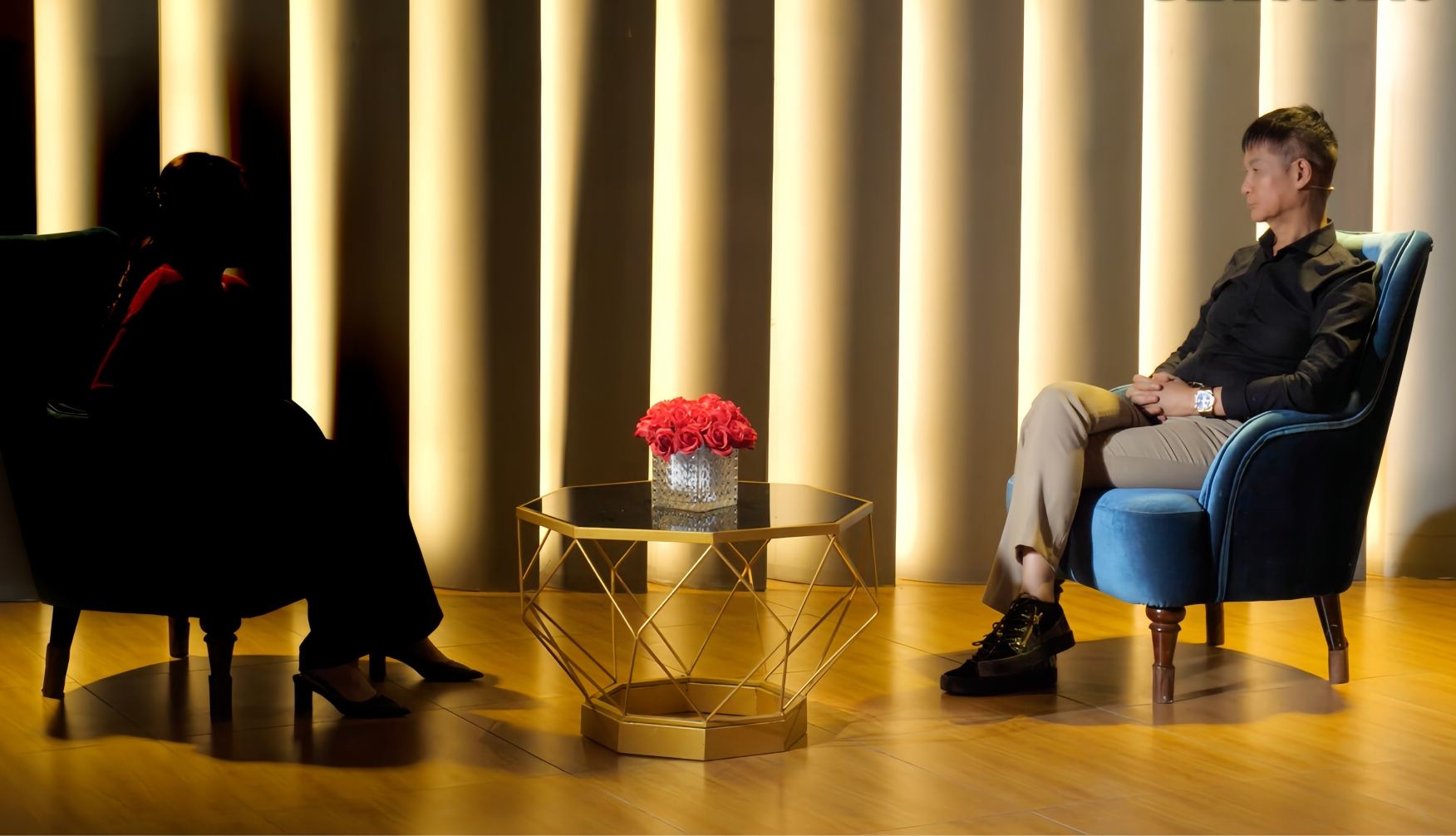 Chồng mê gái trẻ hơn 20 tuổi khiến vợ nghĩ quẩn