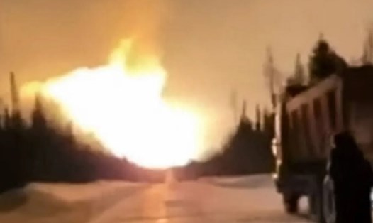 Ảnh cắt từ video của một nhân chứng về vụ cháy đường ống dẫn khí Nga. Ảnh: Telegram/Muksun.fm