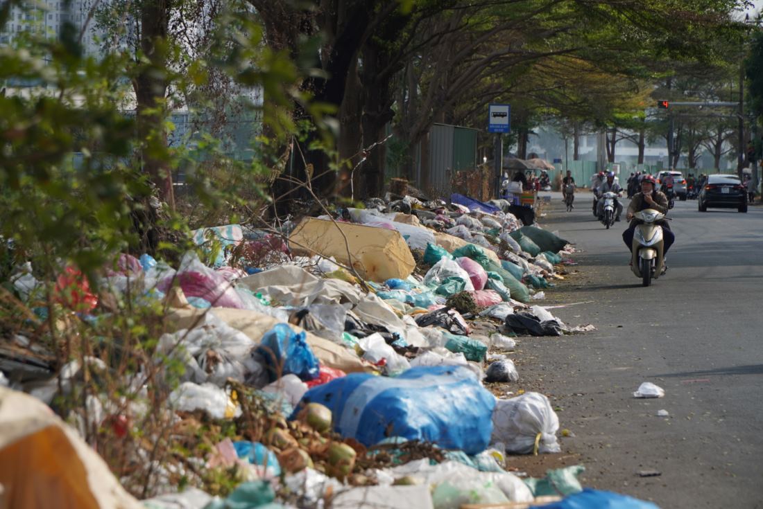 Đường CN1 (Khu công nghiệp Tân Bình, phường Tây Thạnh, quận Tân Phú, TPHCM) thời gian gần đây đang chất đầy rác thải.