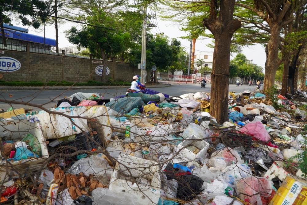 Ghi nhận của Lao Động trong ngày 13.3 tại đường CN1, một đoạn đường dài khoảng 100m đang bị chất đầy rác các loại, liên tục bốc mùi hôi thối.