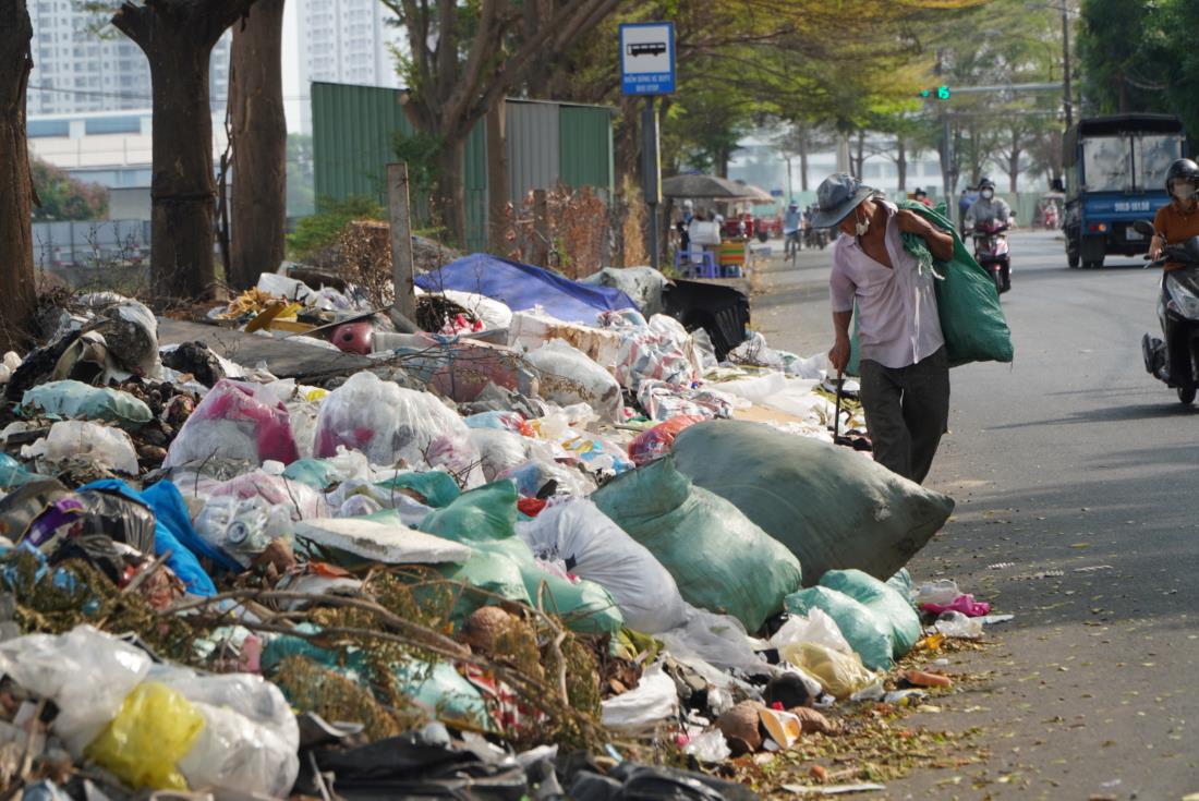 “Bãi rác này đã xuất hiện được một thời gian dài, nhiều hôm thấy vơi đi ít nhưng đến sáng hôm sau lại thấy nhiều lên“, một người dân bán hàng trên đường này chia sẻ.