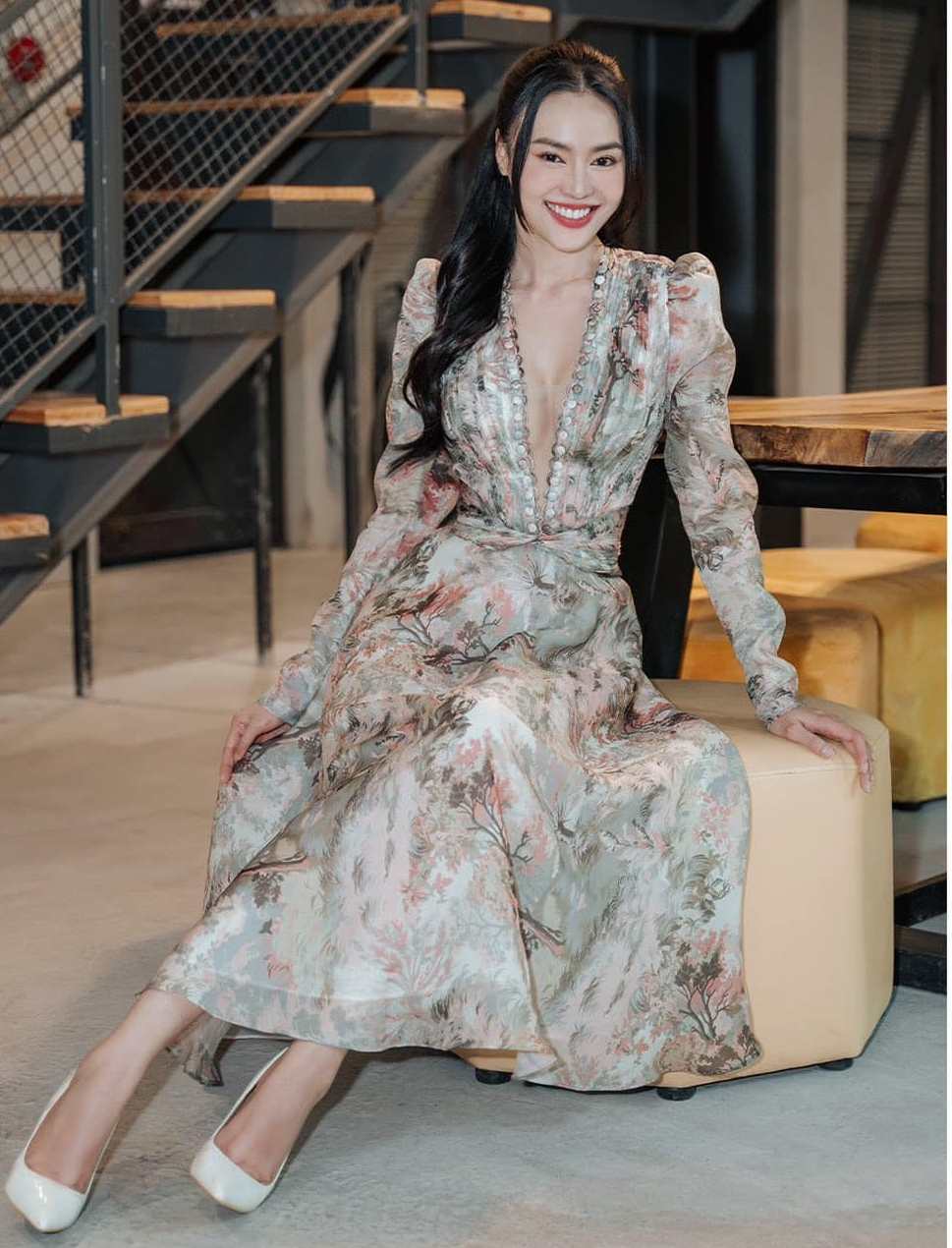 Ninh Dương Lan Ngọc trẻ trung khi kết hợp váy hoa với giày trắng. Ảnh: Facebook nhân vật.