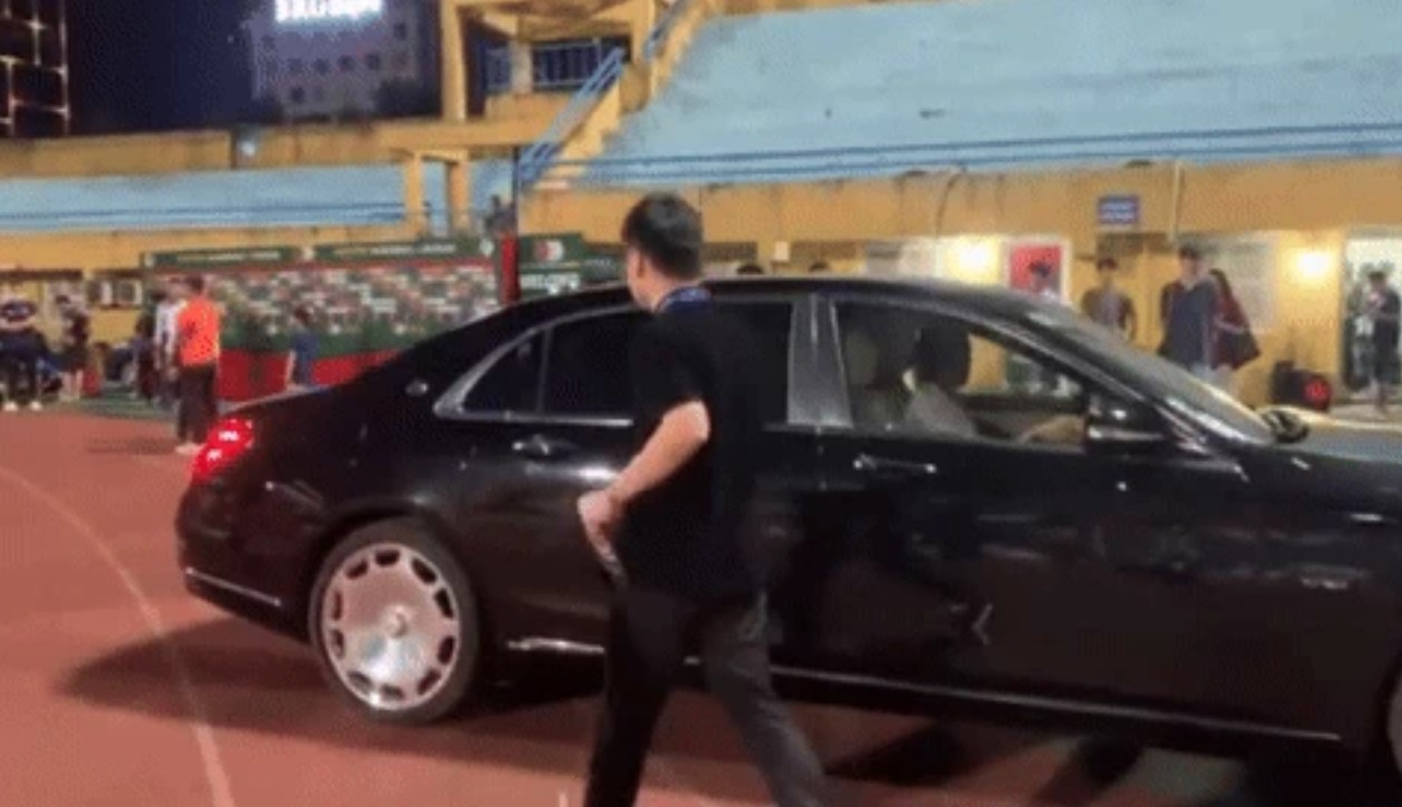 Chiếc xe 15 tỉ đồng từng được Chủ tịch CLB Hà Nội di chuyển khi ra sân bóng cuối năm 2023. Ảnh: Chụp màn hình.