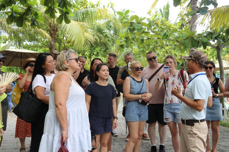 Đoàn khách Australia tìm hiểu và trải nghiệm sản phẩm tắm bùn khoáng tại thành phố Nha Trang, Khánh Hòa. Ảnh: Phương Linh