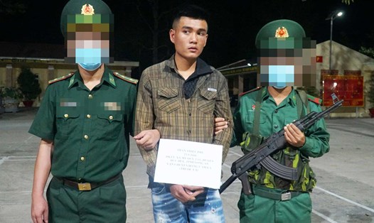 Lực lượng chức năng bắt giữ đối tượng Trần Triệu Phú đã sử dụng ma túy và vận chuyển thuốc lá ngoại nhập lậu qua biên giới. Ảnh: An Long