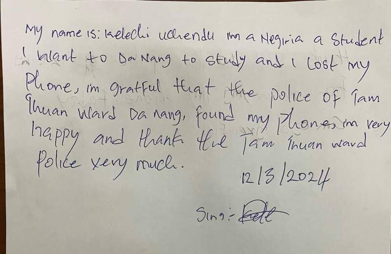 Nhiều du khách nước ngoài viết thư cảm ơn lực lượng công an tại Đà Nẵng. Ảnh: Công an phường Tam Thuận