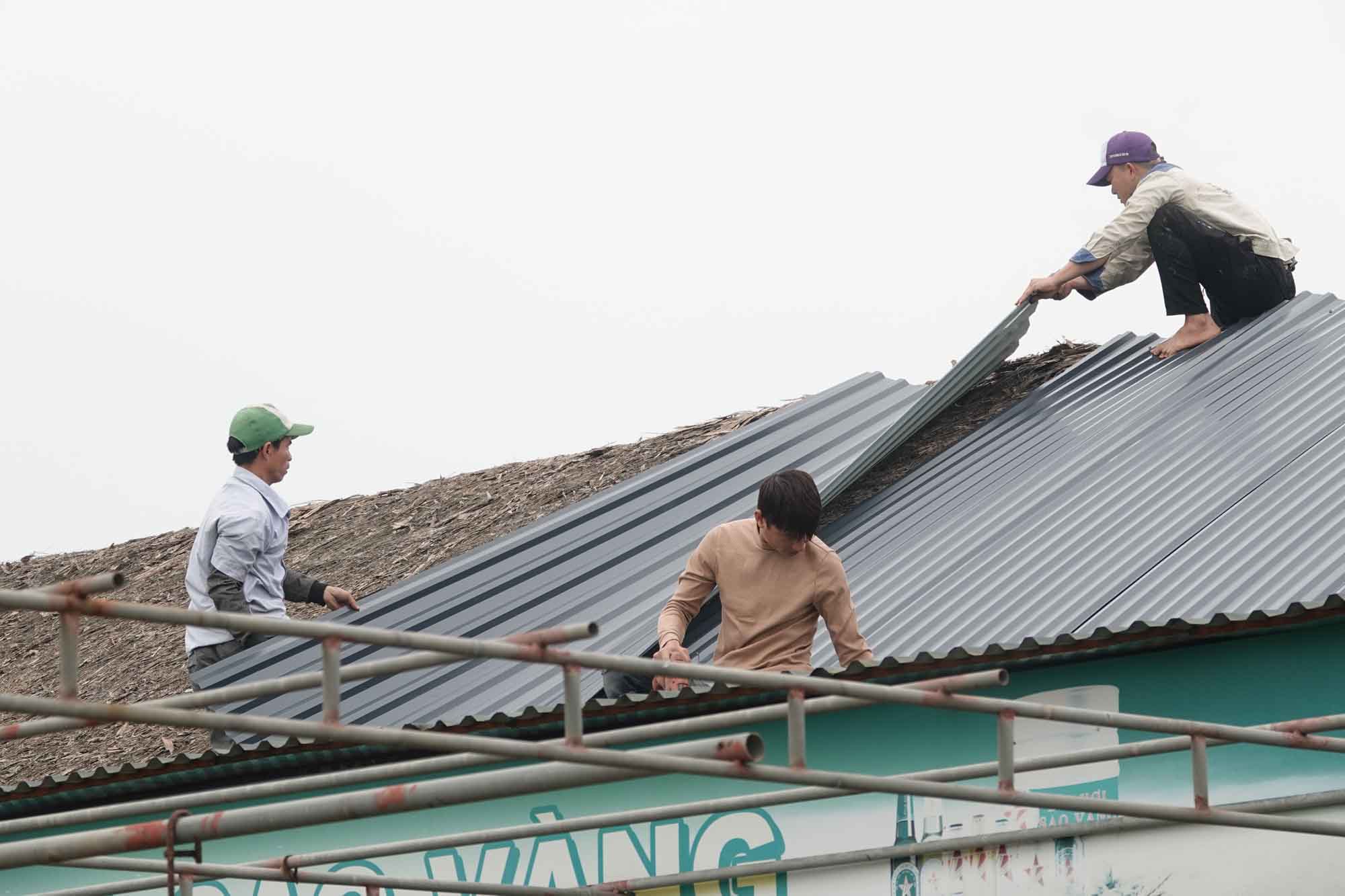 Lợp mái tôn tại Nhà hàng hải sản ven biển ở bãi tắm Xuân Hải để chuẩn bị phục vụ du khách mùa du lịch biển 2024. Ảnh: Trần Tuấn