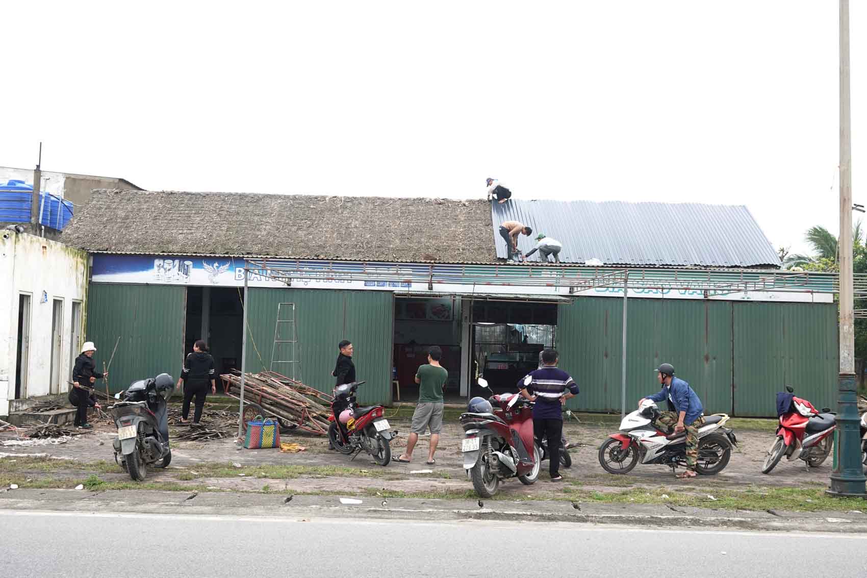 Nhà hàng Hoàng 007 của chị Nga đang được sửa sang, lợp bổ sung mái tôn trên mái tranh đã cũ. Ảnh: Trần Tuấn.
