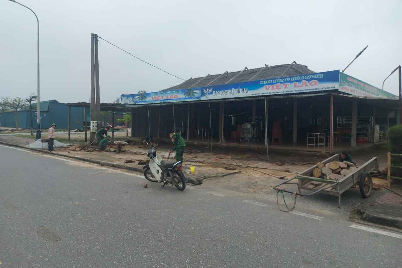 Nhà hàng Hữu nghị Việt - Lào cũng đang lát lại nền gạch trước vỉa hè. Ảnh: Trần Tuấn.