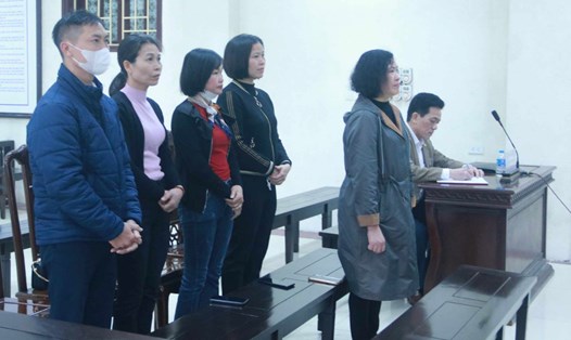 Bị cáo Trần Kim Thúy - Cựu Giám đốc Bệnh viện Da liễu Thái Bình (hàng trên cùng). Ảnh: Nam Hồng