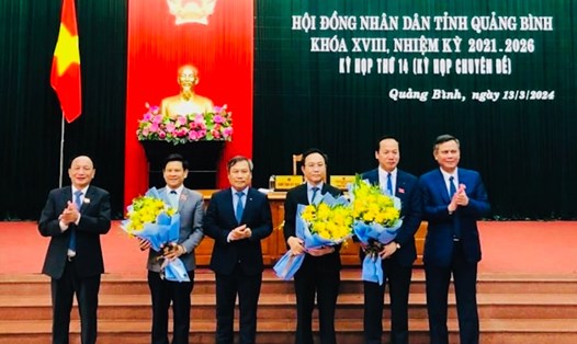 Lãnh đạo tỉnh Quảng Bình chúc mừng ông Hoàng Xuân Tân (thứ 3 từ phải qua) và ông Lê Vĩnh Thế (thứ 2 từ trái qua). Ảnh: Tâm Đức
