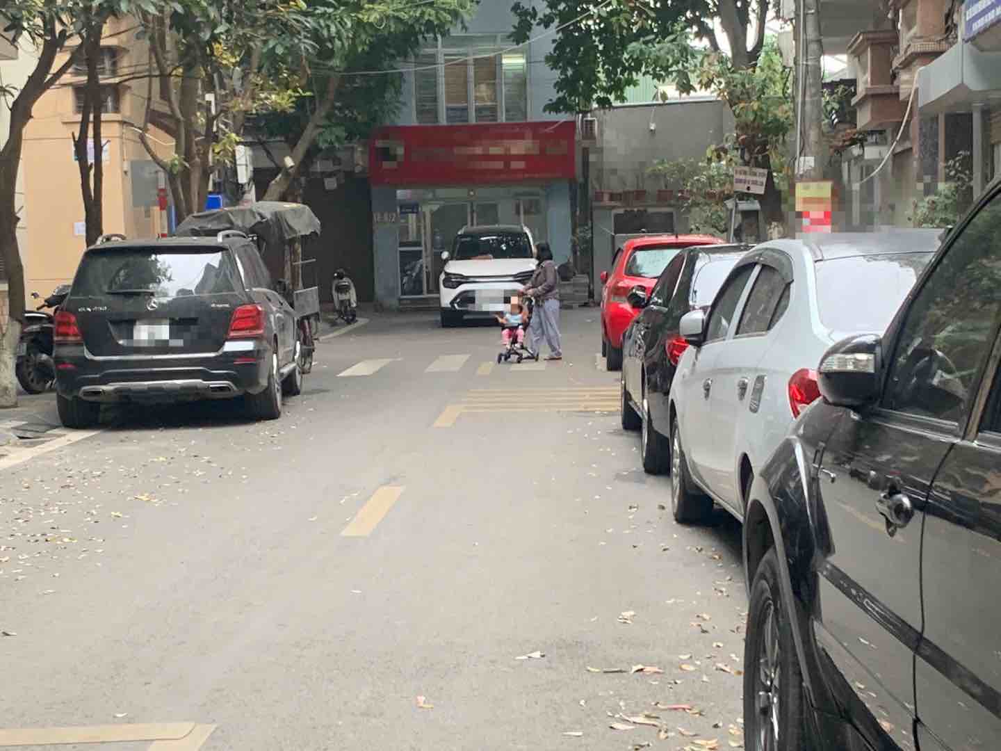 Hàng dài ôtô đỗ dưới lòng đường tại khu Đầm Trấu (Hai Bà Trưng, Hà Nội). Ảnh: Nhật Minh