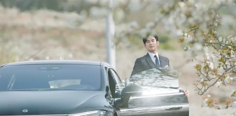 Kim Soo Hyun đi xe 4 tỉ đồng trong phim “Nữ hoàng nước mắt“. Ảnh: Chụp màn hình.