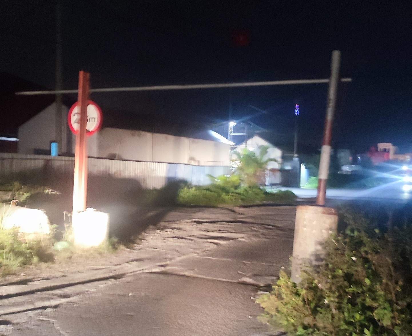 Hình ảnh rào chắn cản lối xe cứu hỏa đi thực hiện nhiệm vụ trong đêm 12.3. Ảnh: Phòng Cảnh sát PCCC và CNCH Công an Hải Phòng