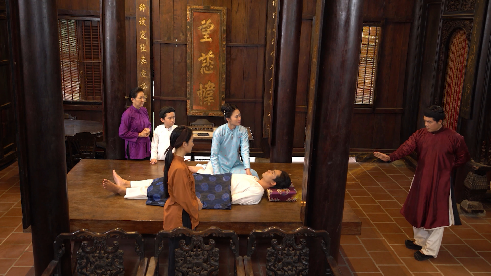 Minh Đạt bị thương nặng trong phim “Duyên tiên tiền định“. Ảnh: THVL1