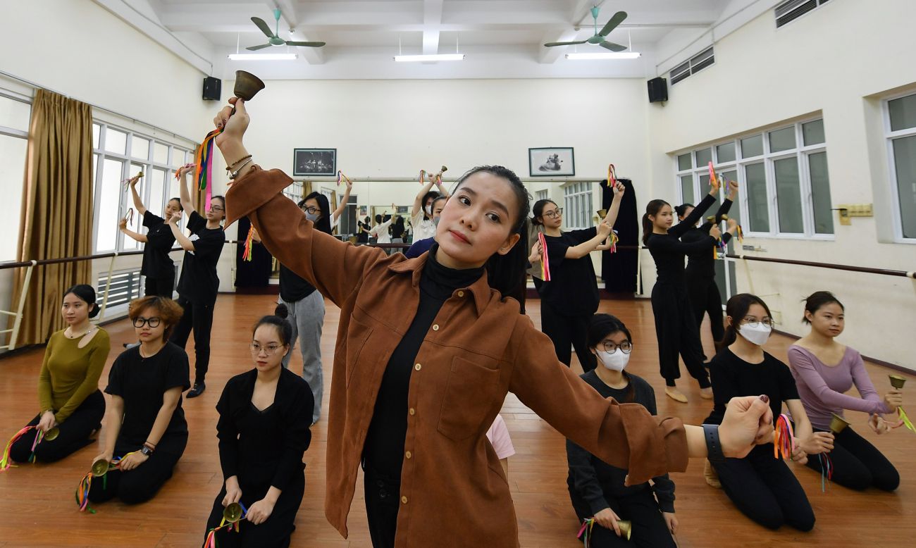 Cô giáo Thùy Trang (phía trước) đang hướng dẫn sinh viên lớp múa dân gian.