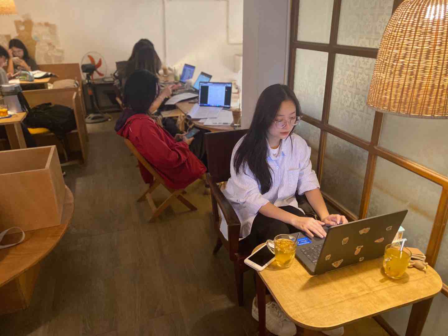 Chị Nguyễn Thùy Trang lựa chọn góc quán quen thuộc để hoàn thành bài. Ảnh: Vân Anh