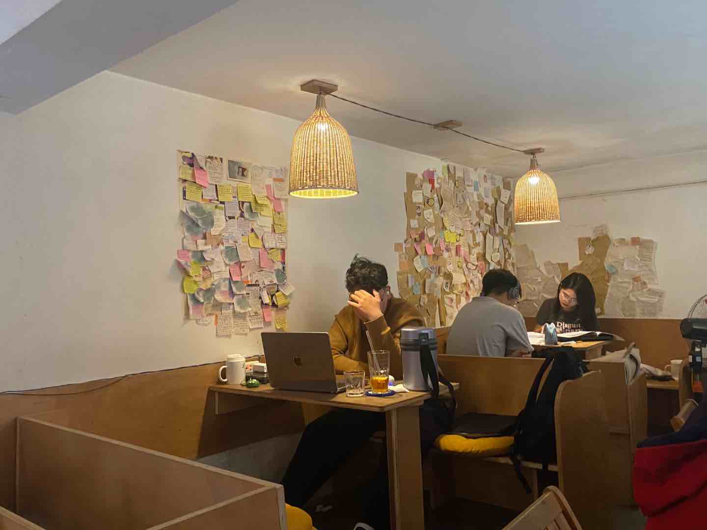 Giới trẻ lựa chọn không gian tại các quán cà phê để học tập, làm việc. Ảnh: Vân Anh