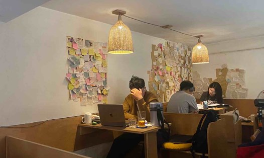 Giới trẻ lựa chọn không gian tại các quán cà phê để học tập, làm việc. Ảnh: Vân Anh