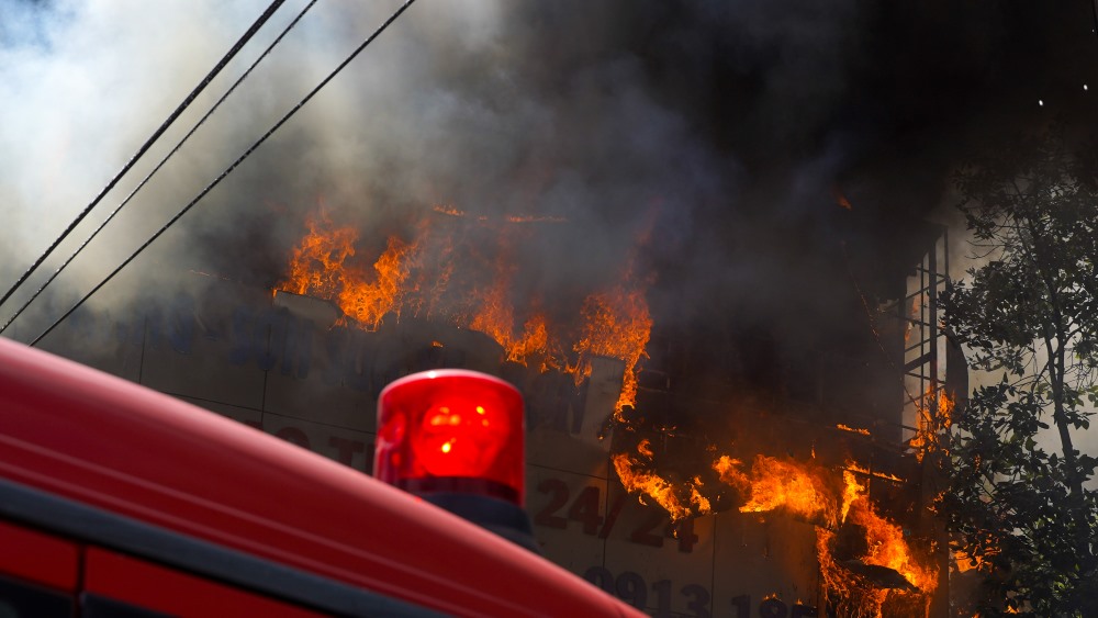 Vụ hỏa hoạn đã làm nhiều ô tô bị thiêu rụi, cháy xém và tiêu tan nhiều tài sản khác. Ảnh: Tạ Quang