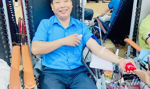 Anh Lê Đình Long tham gia hiến máu tình nguyện để cứu chữa cho người bệnh. Ảnh: Đoàn Lưu