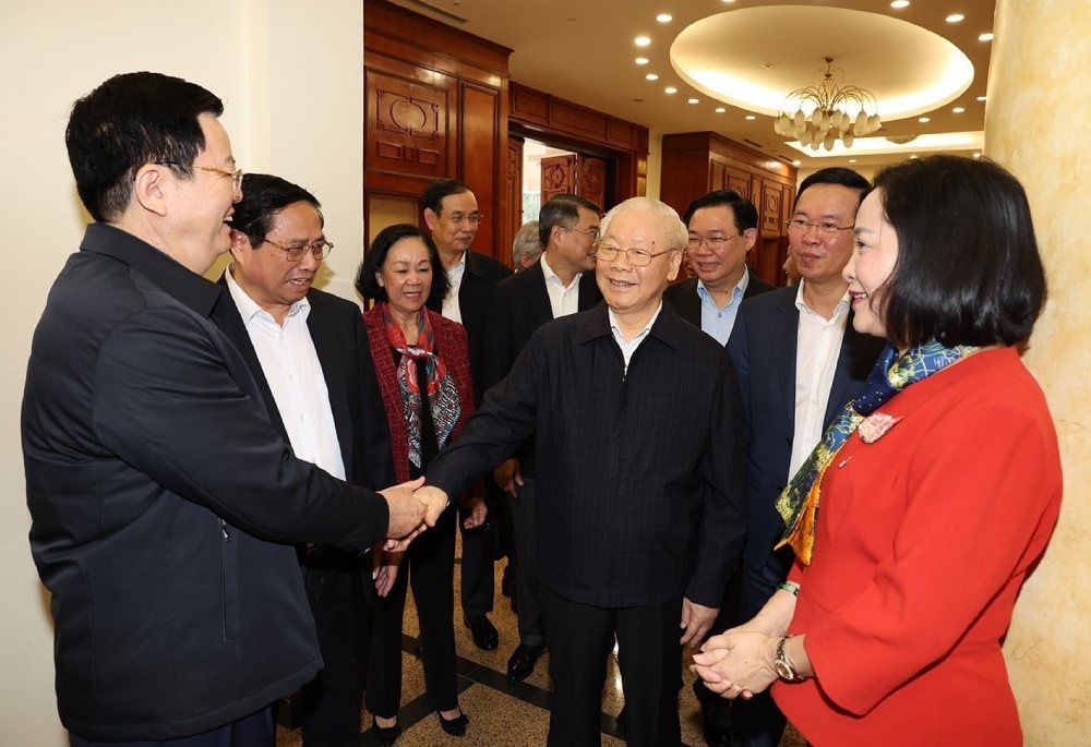Tổng Bí thư Nguyễn Phú Trọng trao đổi cùng các đại biểu dự phiên họp. Ảnh: Trí Dũng