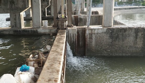 Bạc Liêu tiến hành vận hành điều tiết nước từ những cống dọc theo Quốc lộ 1A để kiểm soát nước mặn, ngọt. Ảnh: Nhật Hồ