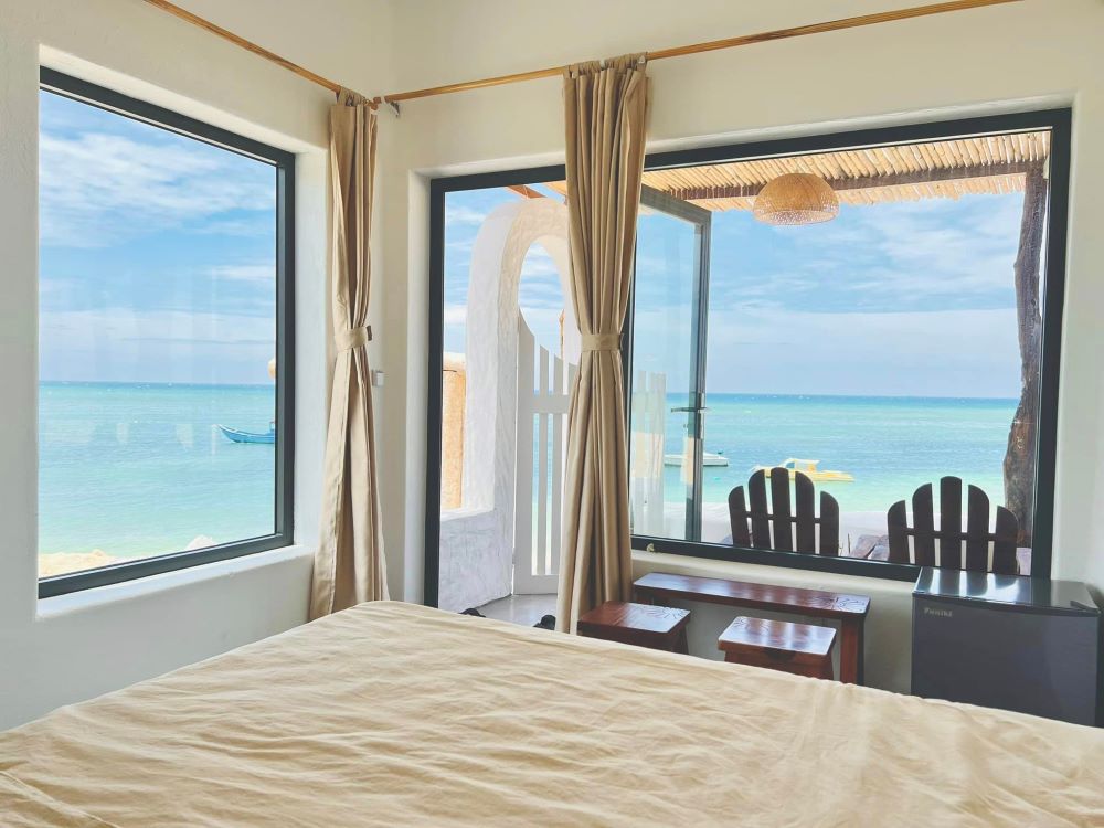 Nhiều villa, khách sạn nhìn ra biển được xây dựng ở đảo Phú Quý, đảm bảo cơ sở lưu trú chất lượng đáp ứng nhu cầu của du khách. Ảnh: Cát Phú Quý