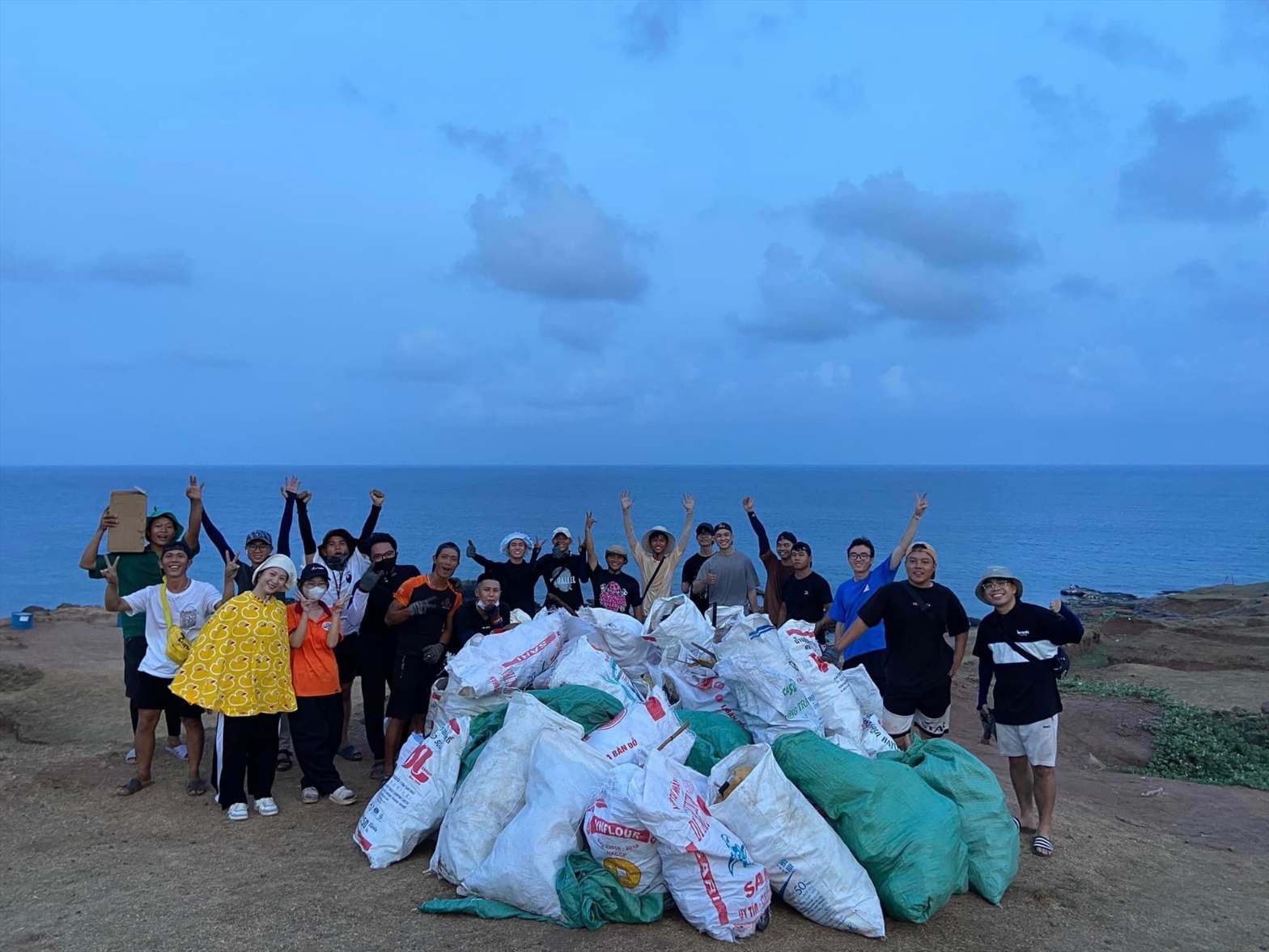 Các bạn trẻ tại đảo và du khách tình nguyện nhặt rác bảo vệ môi trường ở các điểm du lịch tại đảo Phú Quý. Ảnh: Duy Tuấn