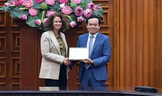 Phó Thủ tướng Chính phủ Trần Lưu Quang và Giám đốc Quốc gia Ngân hàng Thế giới (World Bank) tại Việt Nam Carolyn Turk. Ảnh: VGP