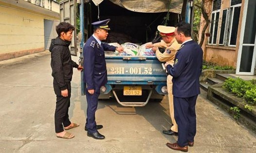 Lượng lớn mỡ lợn đông lạnh không rõ nguồn gốc bị bắt giữ trên đường vận chuyển đi tiêu thụ. Ảnh: Công an tỉnh Tuyên Quang.