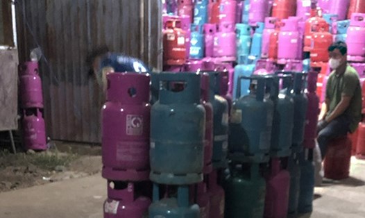 Kho hàng chứa 2.085 vỏ chai LPG vừa bị Cục QLTT tỉnh Bình Định tạm giữ. Ảnh: Cục QLTT