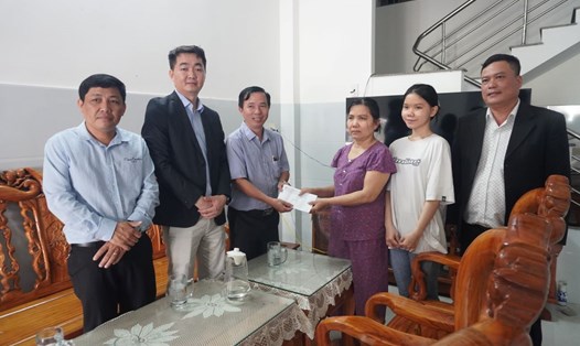 Trường Đại học Duy Tân đến thăm, trao học bổng toàn phần cho con cựu chiến binh Gạc Ma. Ảnh: Văn Trực