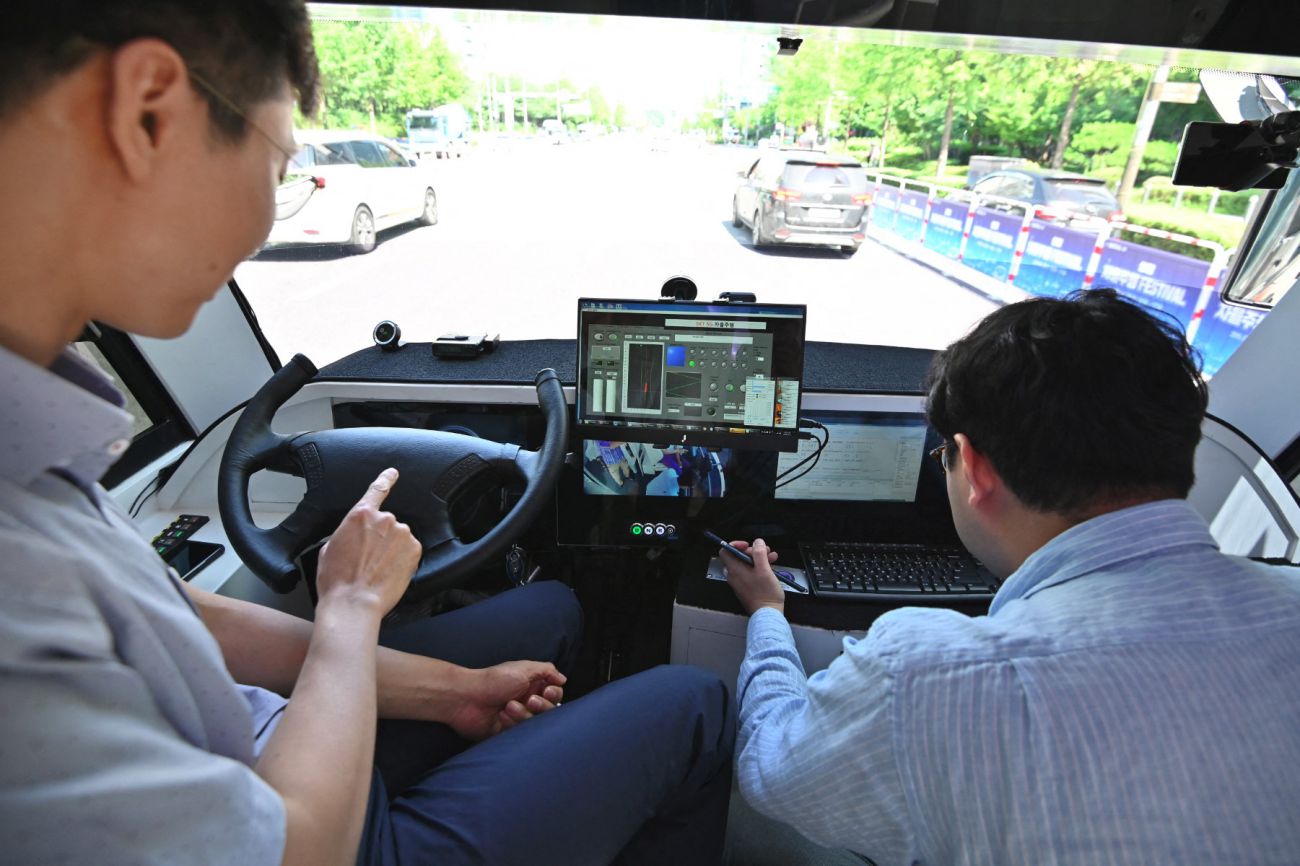 Các kỹ thuật viên Hàn Quốc kiểm tra xe buýt tự hành kết nối 5G trong Festival xe tự hành ở Seoul vào năm 2019. Ảnh: AFP