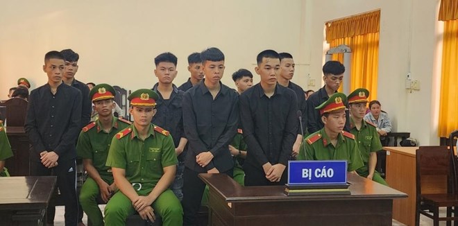 Rủ nhau đi trả thù, 9 thanh niên chém nhầm 2 người, chia nhau hơn 40 năm tù