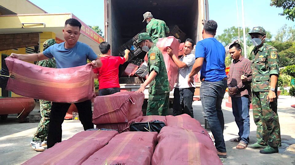 lực lượng chức năng đã phát hiện và bắt quả tang Lê Văn Vàng khi đang điều khiển xe ô tô tải chở hơn 57.000 bao thuốc lá nhập lậu. Ảnh: An Long