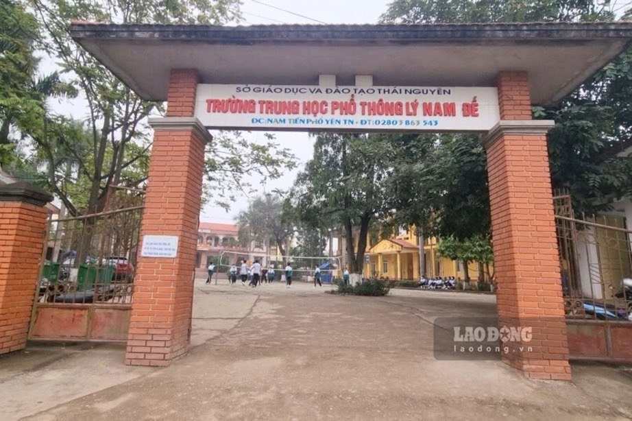 Các học sinh Trường THPT Lý Nam Để phải học nhờ tại 1 cơ sở cũ. Ảnh: Lam Thanh