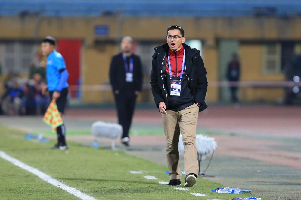Huấn luyện viên Kiatisak tiếc nuối sau trận thua thứ 2 của Công an Hà Nội. Ảnh: Minh Dân