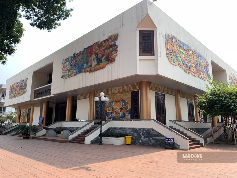 Bảo tàng Yên Bái có diện tích 2.700 m2, hoàn thành xây dựng vào năm 2020 với tổng mức đầu tư gần trăm tỉ đồng. Kiến trúc bên ngoài Bảo tàng được lấy cảm hứng từ căn nhà sàn truyền thống của đồng bảo dân tộc Thái vùng Mường Lò - Nghĩa Lộ.