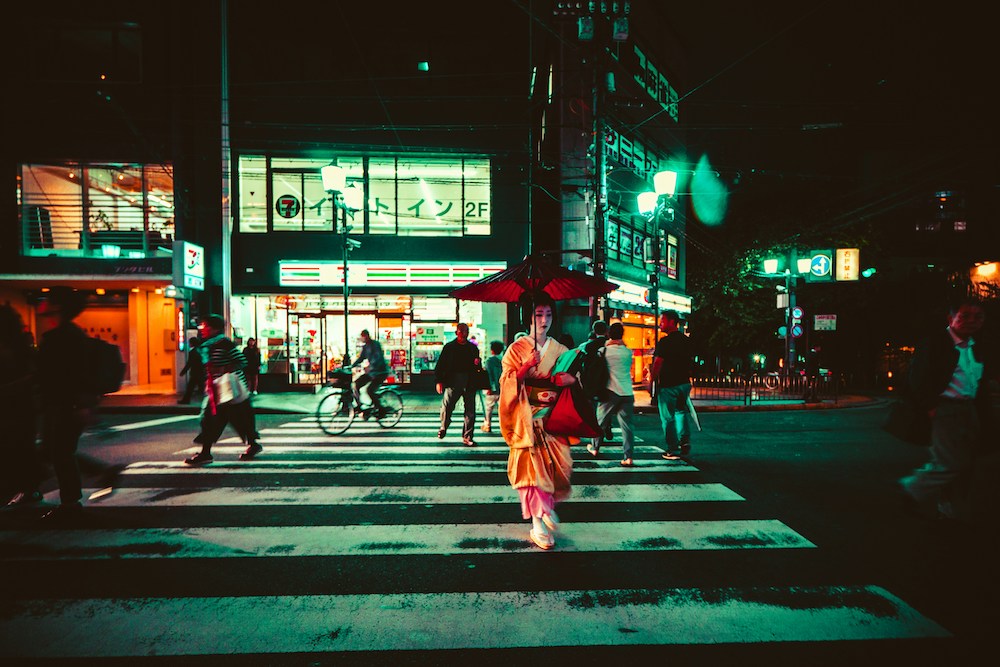 Một maiko (geisha tập sự) trên đường phố Kyoto, Nhật Bản. Ảnh: Gianni Scognamiglio/Unsplash